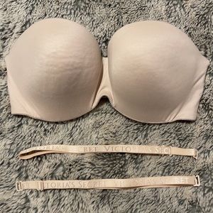 Victoria’s Secret Beige/Nude bra Size 32DD.